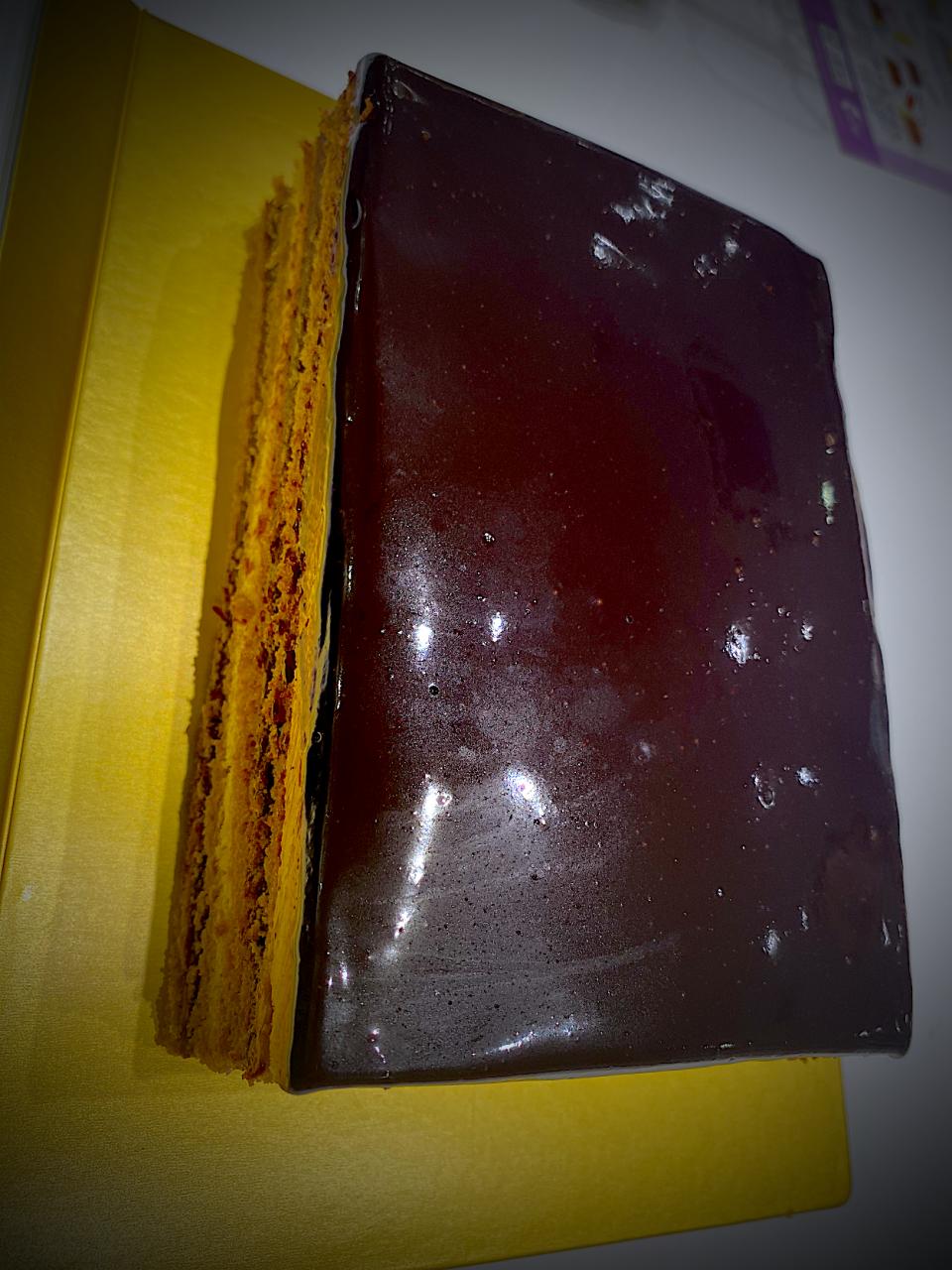 オペラ　コーヒービスキュイのオレンジバタークリームガナッシュを挟んだケーキ　(オレンジコンフィとショコラを飾って)
